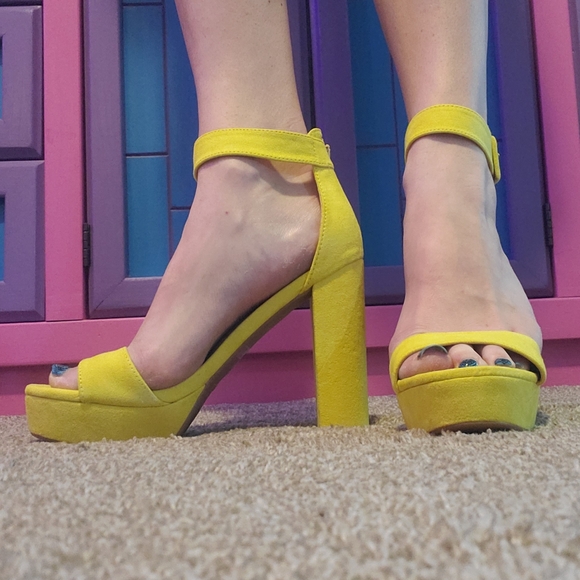 Yellow suede chunky or thick heel buckle strap sandals size 9 - Picture 10 of 10